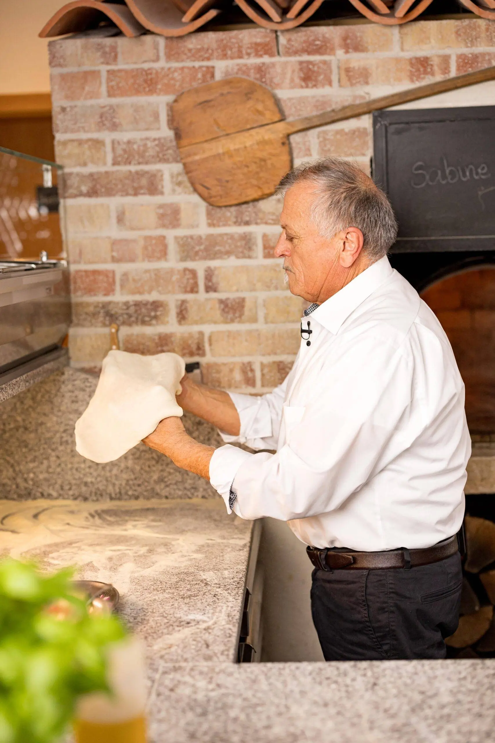 Frischer Teig wird von Hand geknetet