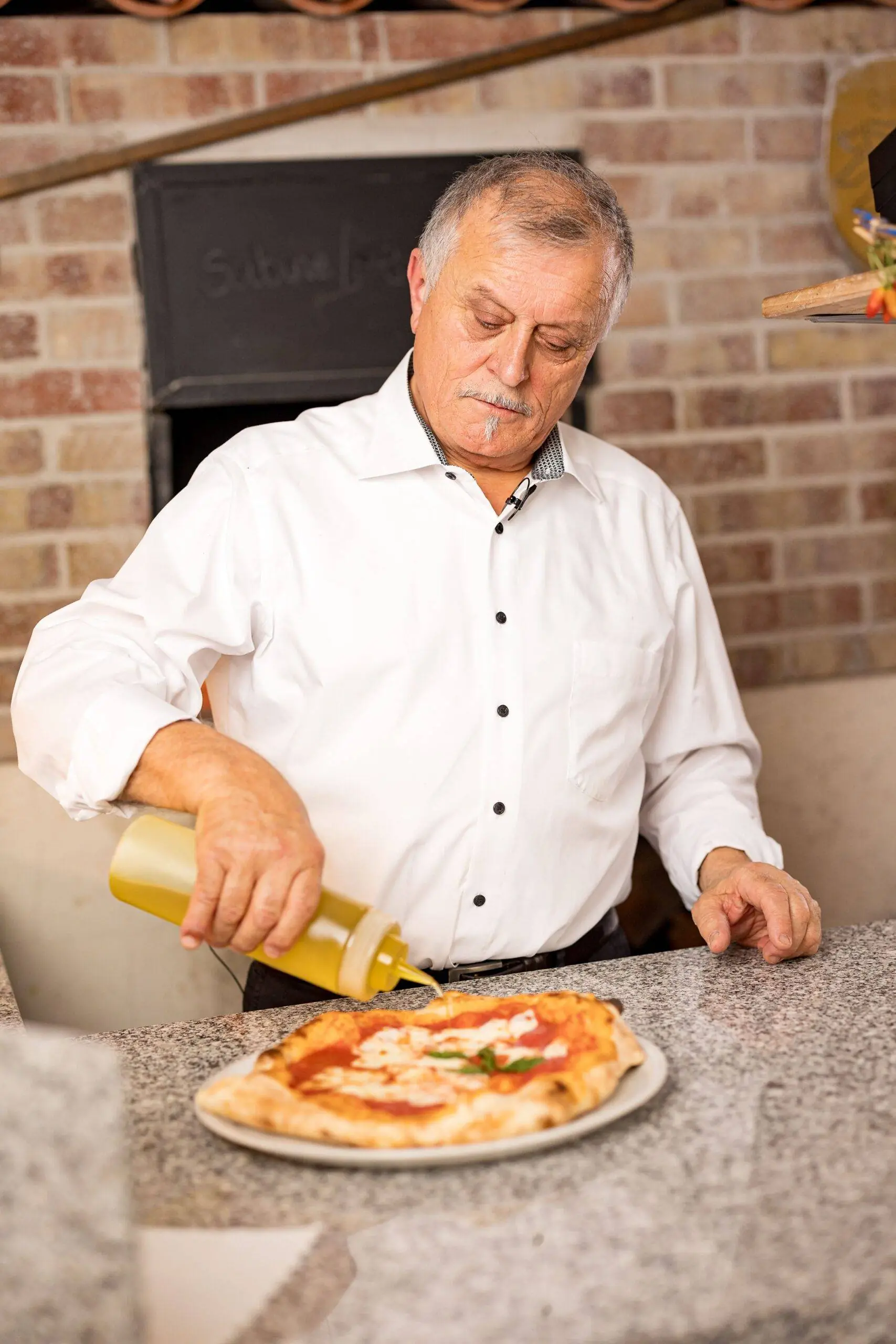 Holzofen mit frischer Pizza