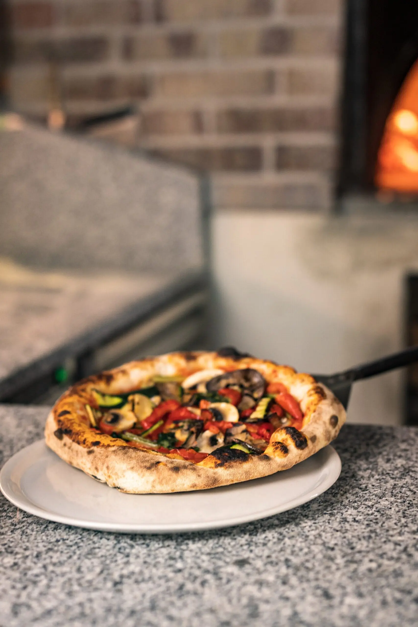 Zutaten wie Tomaten und Basilikum