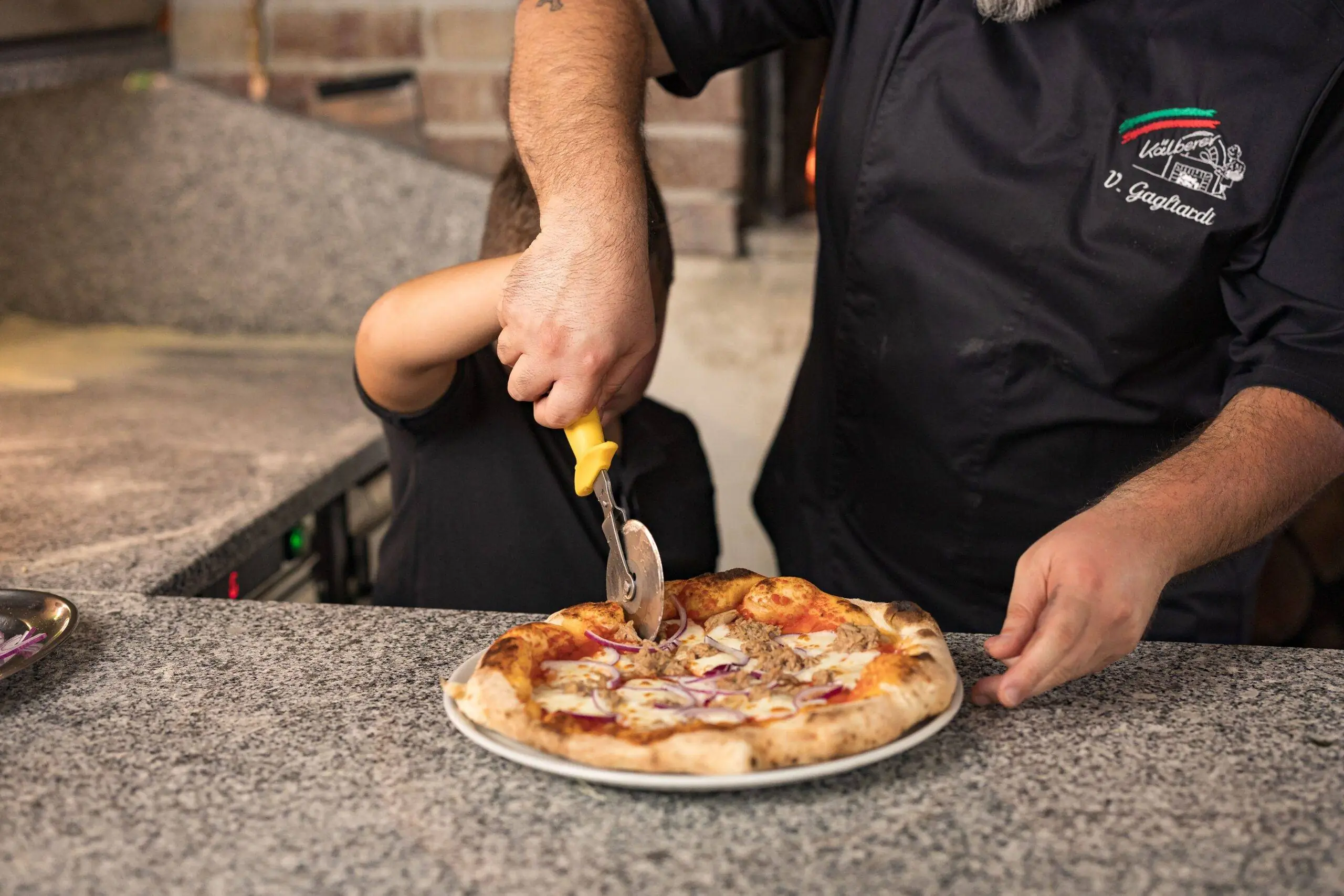 Lächelnder Gast mit Pizza