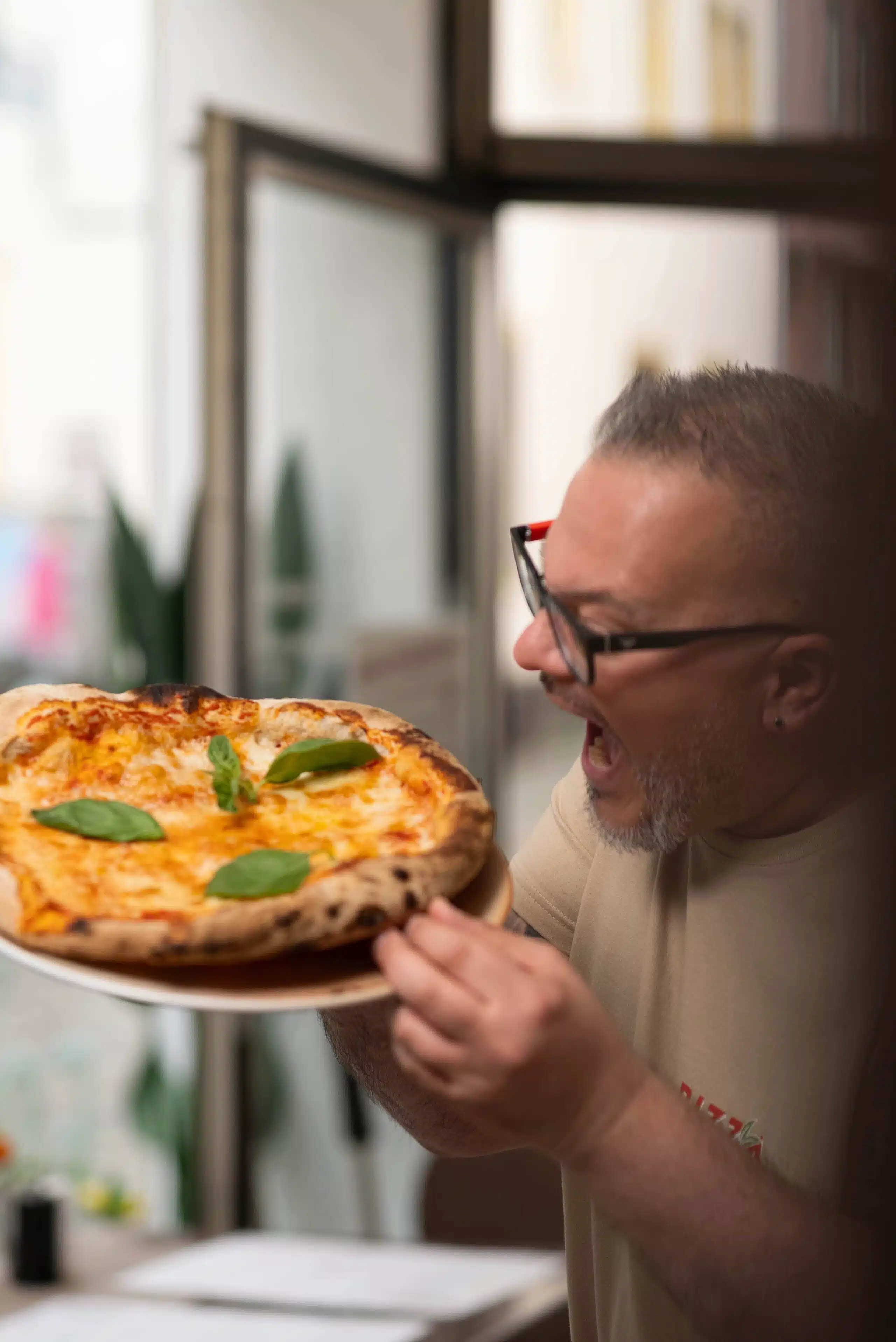 Pizza Margherita heiß geliefert